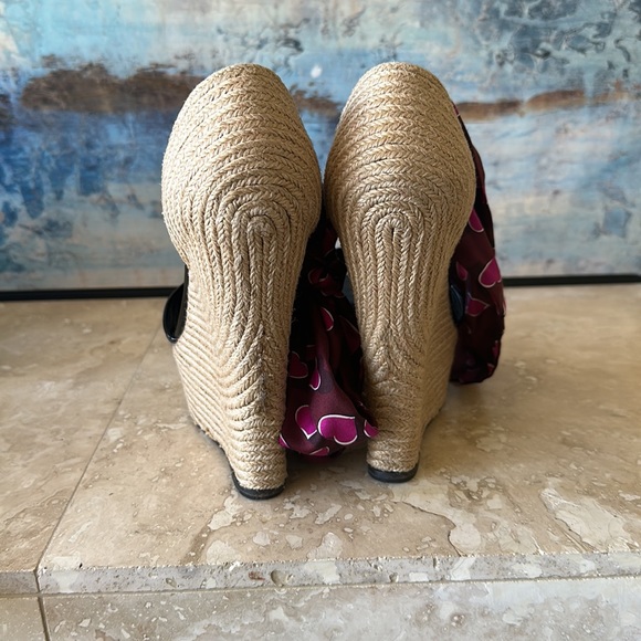 Gucci Satin Printed Wedges - Picture 5 of 8